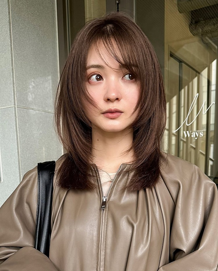 層次剪髮型推薦8：氣質旁分鎖骨剪