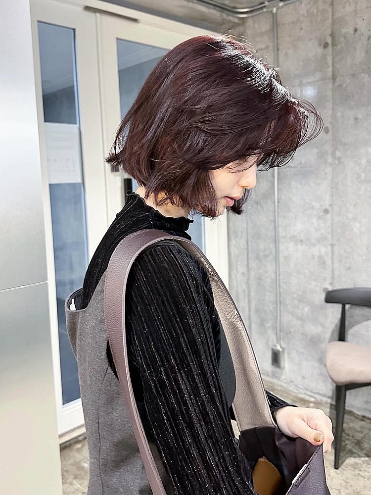 深棕色髮型推薦3：齊短髮