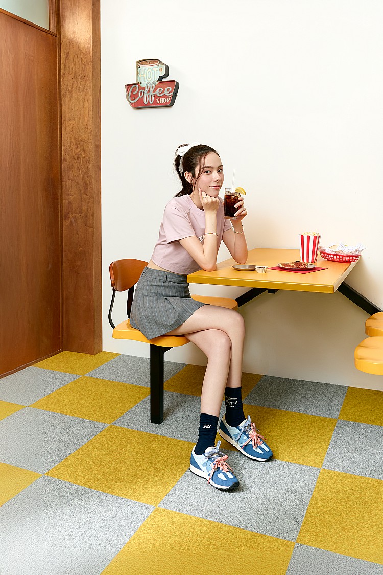 金獎新生代演員林奕嵐穿上NB 471強勢出圈!「薄底鞋X雙色鞋帶」打造時髦派一週穿搭範本