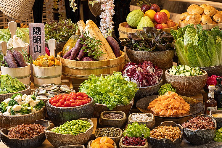 最受歡迎的是壽喜燒吃到飽方案，蔬菜盤與肉片皆可無限續點