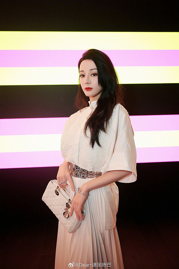 迪麗熱巴長髮燙髮造型推薦2：法式慵懶捲