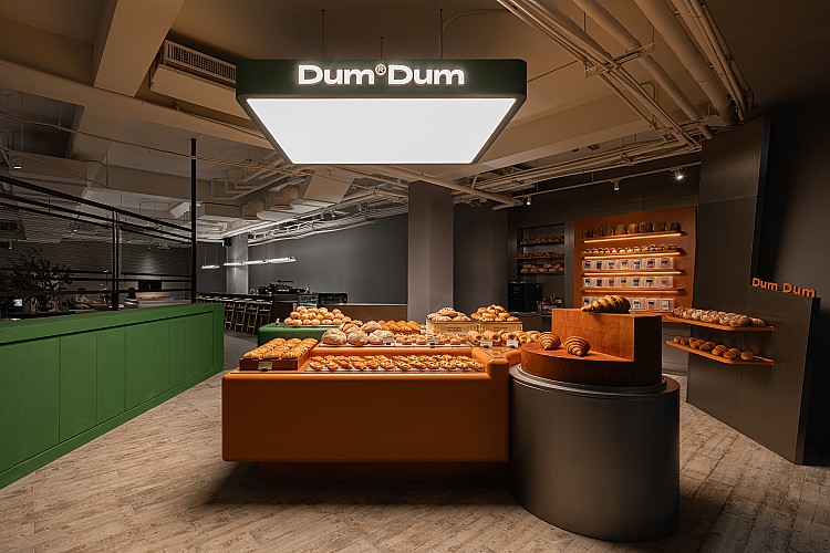 走進DUM DUM與Phase Coffee共構的水湳門市，很難用「麵包店」或「咖啡廳」為它下定義。