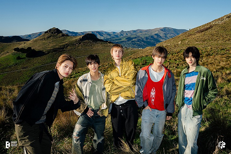 這次的正式合作並非偶然，其實出道100多天的CORTIS已經多次上身Namesake，透過造型團隊多次主動購入與穿著，包括：KFA 足球半場表演、紐約 KOOM Festival 舞台造型、JoyRide MV 中的亮相，也讓這一次的造型合作更像是“雙向奔赴”。