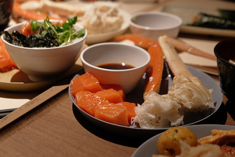 餐廳「hal」的晚餐主題為螃蟹與鮭魚，現場可見職人手工包製鮭魚與魚卵手捲、丼飯等料理<油脂豐潤的口感取得完美平衡，令人一嚐難忘。