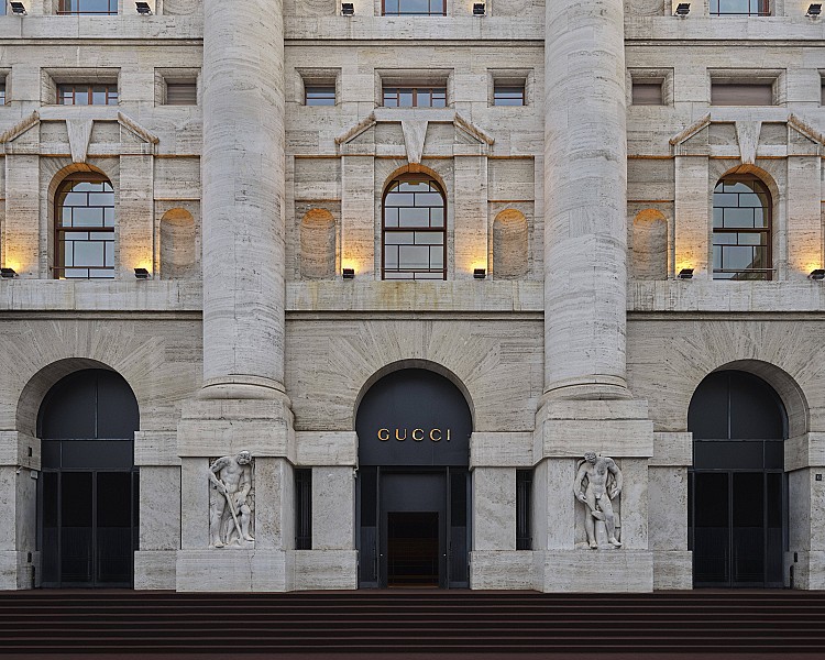 Demna 在接受《WWD 女裝日報》專訪時直言：「我不是來重複自己，而是要重新定義什麼是Gucci。」這句話成了品牌轉型的宣言，也徹底點燃市場信心。據數據分析網站Placer.ai 與全球商業不動產服務機構Colliers 最新調查顯示，Demna 首個系列推出後的首個週末，全球十家旗艦店採「即看即買」模式上架，銷售與人流明顯回升。洛杉磯店四天內客流量激增，週訪量較前一週成長53%；紐約門店則上升19%，美國市場整體來客數達三週以來新高。