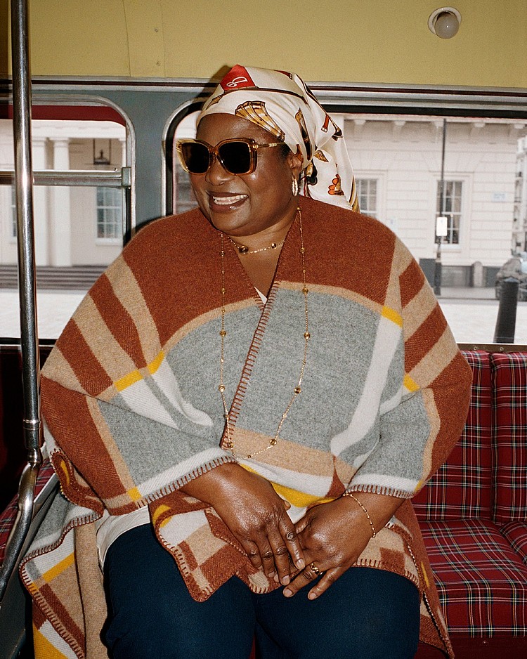 Burberry 近期再次靠「非典型操作」成功攻佔話題！品牌最新廣告主角竟是一位「倫敦巴士大媽」Bemi。她因在TikTok上分享與紅色雙層巴士的日常而爆紅，背後故事更觸動人心，多年以前她與丈夫初遇於巴士，如今丈夫離世，她透過影片延續回憶，沒想到意外成為國際品牌新寵。Bemi先與Jacquemus合作，如今更登上Burberry形象廣告，讓品牌瞬間引爆熱議。