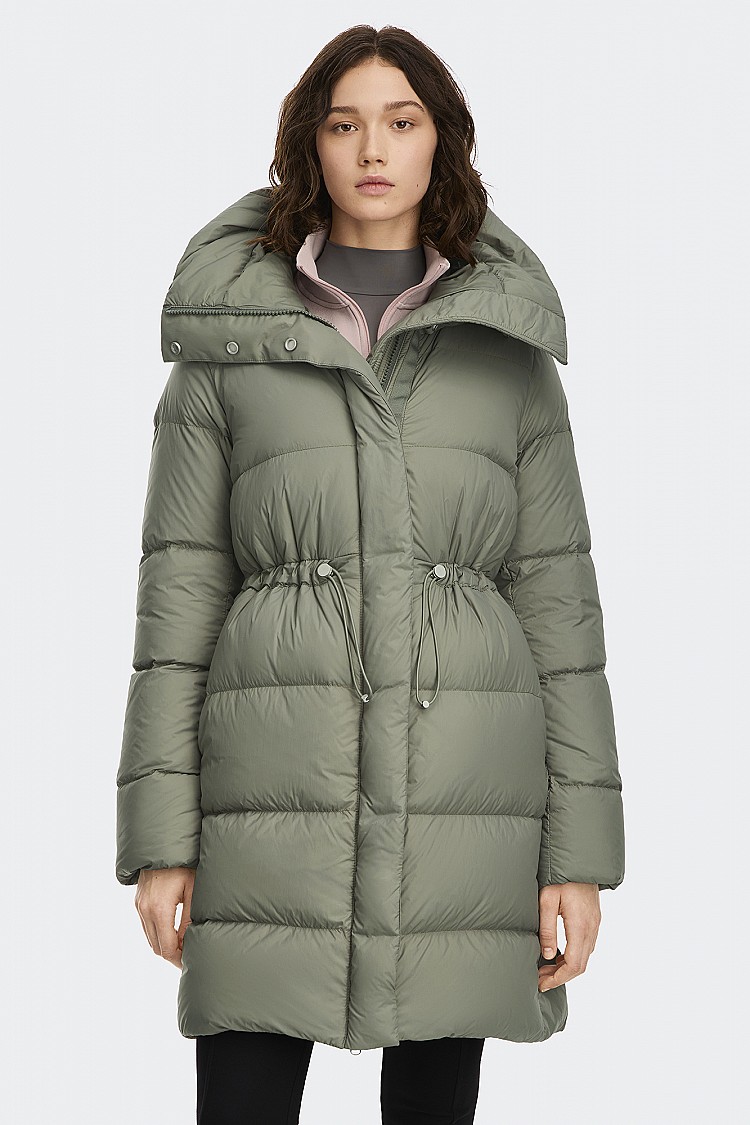 在一眾強調機能與份量感的羽絨外套中，這件鼠尾草綠色Montgomery羽絨大衣，有著超修身的A字版型，腰部束繩設計可依身形自由調整，收出線條卻不緊繃，對於想要保暖、又不想犧牲比例的人來說格外友善。