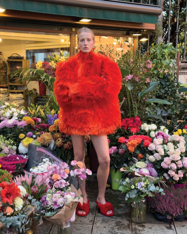 Bottega Veneta 正式發表 2026 春夏系列形象廣告，在品牌迎來 60 週年的重要時刻，Louise Trotter 並未以顛覆性手法宣告新時代，而是選擇回到 Bottega Veneta 最核心的價值——工藝。由風格鮮明、始終游走於真實與張力之間的攝影師 Juergen Teller 掌鏡，並選址於義大利威尼斯拍攝。這不僅是一組形象大片，更是一封獻給品牌起源地——威尼托地區的視覺情書，同時也揭開新任創意總監 Louise Trotter 上任後的全新創意篇章。