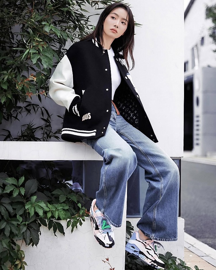 休閒、俐落同時帶著一點酷酷的青春感，是牛仔褲穿搭的一大精髓。宋茜以LV黑白棒球外套作為主角，版型寬鬆卻不臃腫，穿上就能拉出亮眼的街頭輪廓。