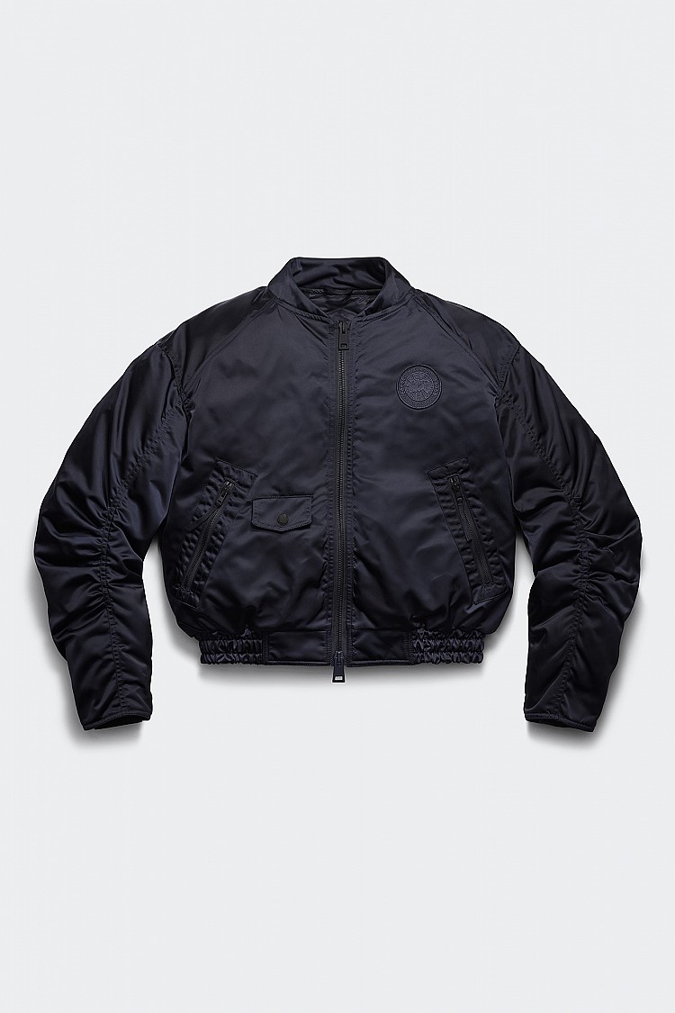 Jade飛行員夾克是一件能讓人一眼感受到「質感」的設計，取材自Canada Goose檔案庫中的經典緞面飛行員款式，並以尼龍面料重新演繹，俐落短版比例，讓整體造型依然乾淨有力，但在細節處，透過袖身皺褶與柔和線條，率性之餘，更有層次感！