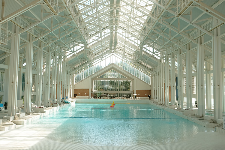 在這裡，還有個讓人分不清季節的地方「Mina-Mina Beach」。推開玻璃門，迎面而來的是30度的暖空氣，明明外頭還是寒冷的世界，裡頭卻像一座小島。