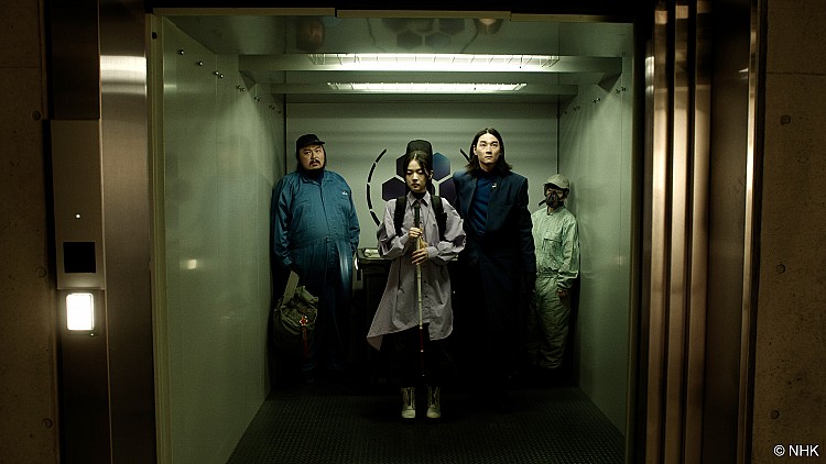 《火星女王》最新劇照正式曝光，林廷憶首度亮相「火星女孩」造型，她在身穿灰色長大衣、腳踩半筒靴、綁著招牌馬尾，手中拄著拐杖，從站姿與神情間，立刻能感受到她的孤獨與堅毅。