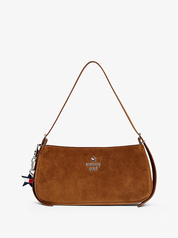 有著張員瑛穿搭加持的Tommy Girl絕對是時髦女孩的造型利器!這一回肩背包款運用有著美國西部復古感的麂皮面料,溫潤的焦糖色調展現秋冬氣息,點綴品牌經典 logo 與星星吊飾,透露俏皮的個性。
