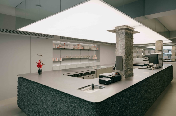 髙 GAO Taipei 的誕生，有老字號 高仕蛋糕（台北知名起司蛋糕品牌）在背後打下底蘊與基礎，二代接班重塑品牌，主理人高煥（Jim）不僅承接三十年甜點家業，也思考傳統甜點如何與現代文化對話