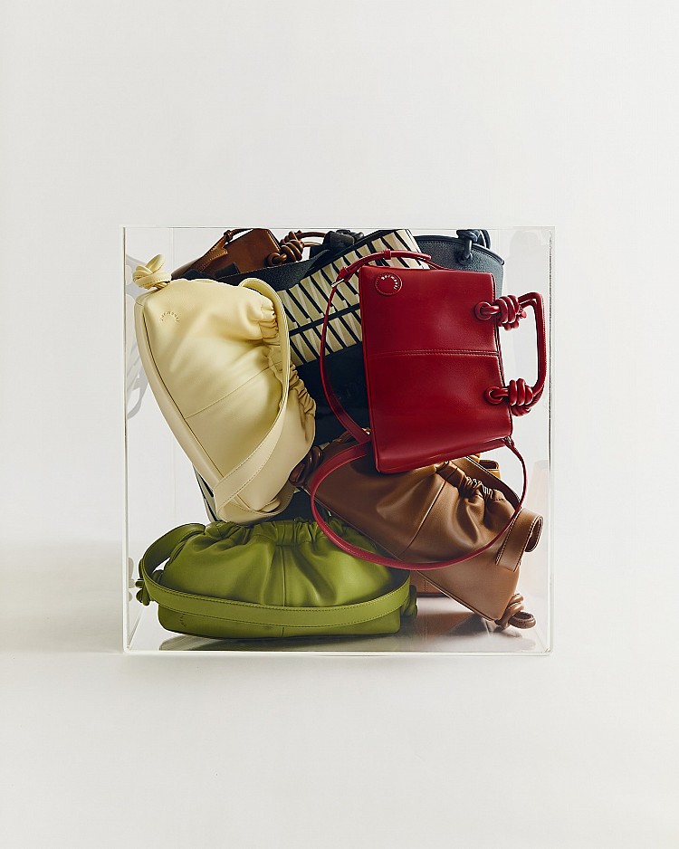 來自泰國的新銳品牌 Garmenti，近年在社群媒體上快速竄紅，因其極簡優雅的設計與柔軟皮革包款，被暱稱為「泰國BV」。品牌成立僅四年，卻以「簡約、多功能、實用」為核心精神，並堅持「泰國製造」，從設計、打版到生產皆在地完成。這樣的定位讓 Garmenti 兼具高質感與親民價格，迅速成為小資女孩到泰國旅遊必逛的品牌。