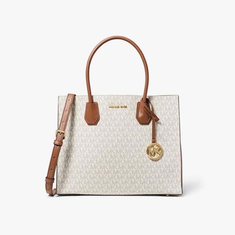 Mercer大號托特包以品牌經典Logo老花打造，俐落包型搭配MK圓形金屬吊飾，展現不過度張揚的時髦識別。