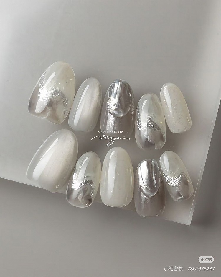 銀色光療美甲推薦6：手繪感波紋