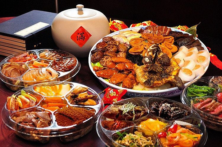 在2026飯店年菜這一局，君品酒店館內一次鋪開三種團圓版本，從米其林三星頤宮的粵菜工藝、宴會廳講究氣勢的桌宴