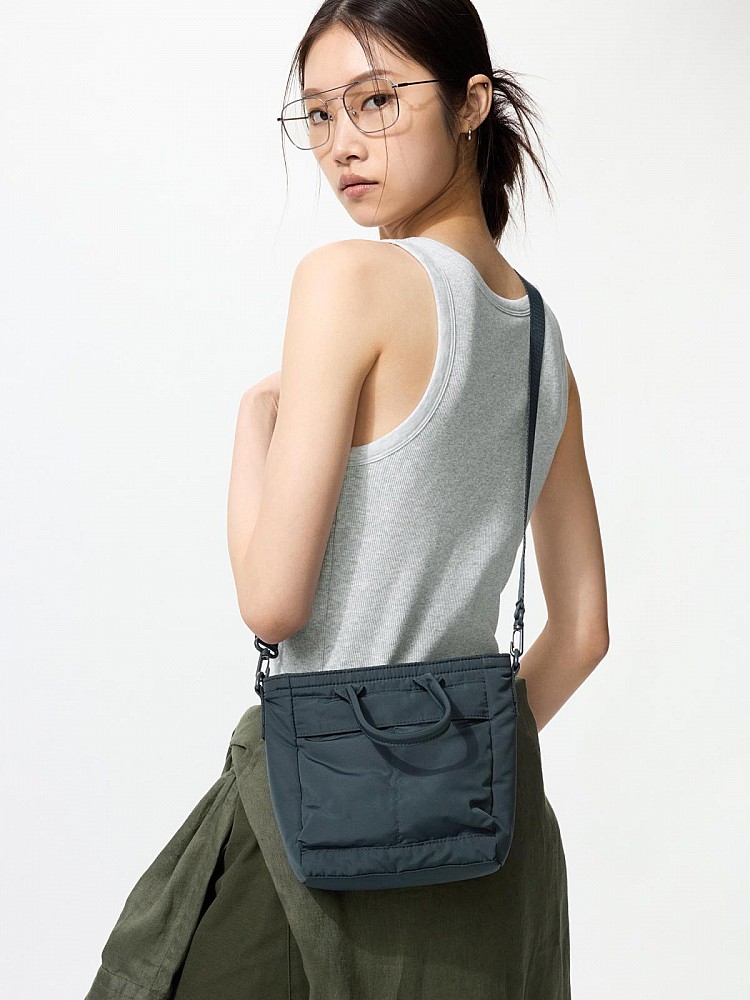 這款 「2Way迷你萬用包」 是經典工裝 2Way 包的縮小版，保留了手提、肩背的兩用設計，卻更加輕巧，防潑水加工、外型上延續極簡俐落的工裝風格