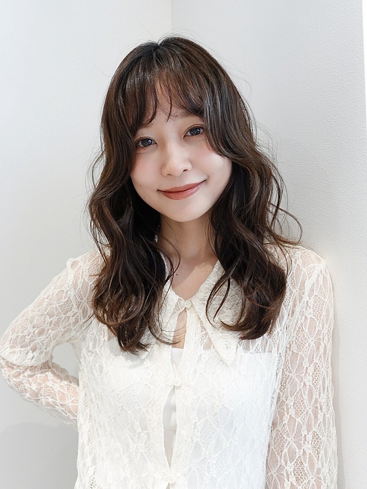 法式瀏海髮型推薦23：萊斯利捲中長髮