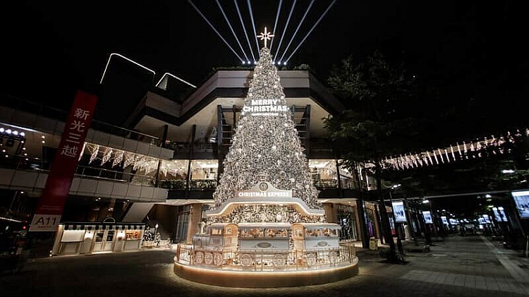 台北信義新光 A11 今年再度推出高達 20 公尺的超大型聖誕樹,主樹採用金色與銀白色燈帶堆疊層次,搭配流線造型與拱形燈環,讓夜間的信義區呈現如銀河般的閃耀光芒。