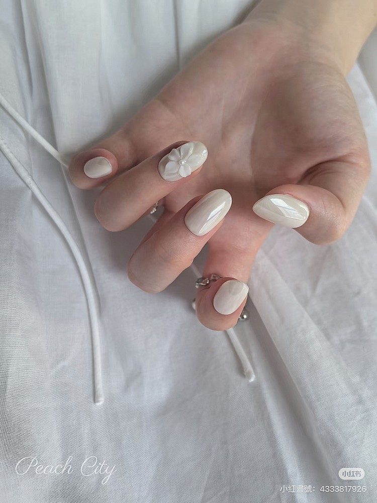 珍珠白光療美甲推薦1:古典白花