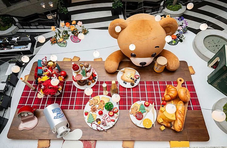 每年聖誕節信義區就等 Bellavita!今年捨棄精品風格,改以大型「巨熊」與「下午茶場景」打造更具親和力、暖意十足的聖誕主題。