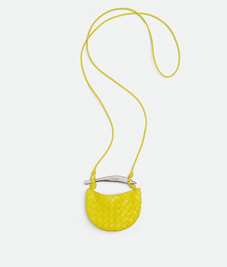 「Sardine」可說是Bottega Veneta近年最受矚目的迷你話題包！結合流線的半月形輪廓，運用Intrecciato細編織皮革工藝，在極簡設計中融入手工雕塑的金屬提把細節，細微刻紋皆由工匠手工打造。俐落的結構與亮眼配色，推薦給注重造型感的時髦女孩。
