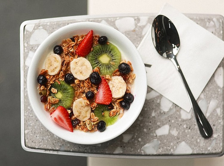 台中勤美術館｜CAFE ACME主打清爽健康的早午餐、輕食與甜點，從牛油果吐司到燕麥優格，再到手沖咖啡與特調飲品，令人置身都市綠洲，