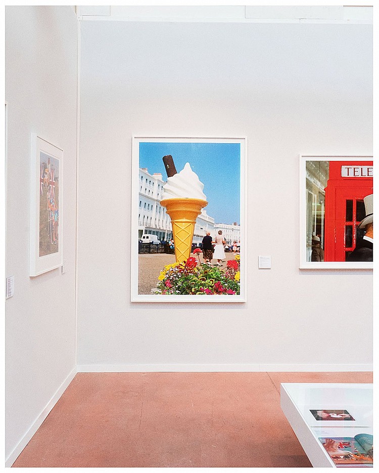 以日常的鏡頭、飽和的色彩、獨到且敏銳的社會觀察，知名攝影師、藝術家Martin Parr的作品受到時尚圈的追捧，而這位英國攝影大師本週因癌症逝世，享年 73 歲。