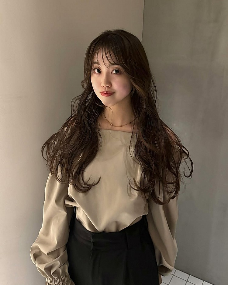 法式瀏海髮型推薦12：水波捲長髮