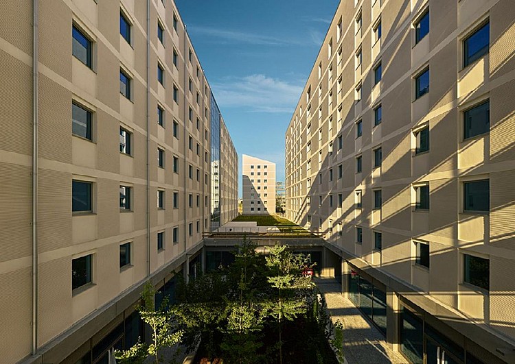 坐落於義大利阿爾卑斯山地區的 Dolomiti Valtellina，為 2028 冬季青年奧運（YOG）主辦地。主辦單位找來 Skidmore, Owings & Merrill（SOM）建築事務所設計一座奧運選手村，並將其定位為一個「具穿透性」的城市街區，透過公共通道與自然綠地，與周邊社區緊密相連。這亦是 Porta Romana（羅馬門區）鐵路場站大型都市更新計畫的關鍵核心，將於今年完工。