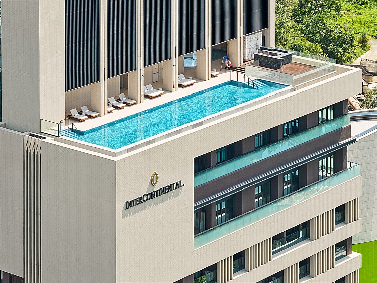 大眾湯以天然泉水與通透明亮的空間帶來完整的休憩節奏。