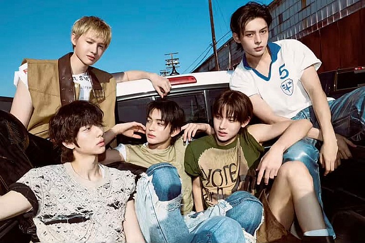 繼南韓 AAA 頒獎典禮選在高雄世運主場館舉辦後，被譽為「韓國葛萊美獎」的金唱片頒獎典禮，也將於明年一月登上臺北大巨蛋，明年適逢金唱片成立 40 週年，不只集結歷屆最強卡司、打造豪華舞台，而主辦方也於上週一口氣公開出席名單，除了有邊佑錫、安孝燮、宋仲基三大韓劇男神齊聚外，BLACKPINK 成員 Jennie 將以個人身份登台演唱，除此之外，還有 CORTIS、ENHYPEN、IVE、LE SSERAFIM、NCT WISH、Stray Kids...等 18 組年度精彩卡司。