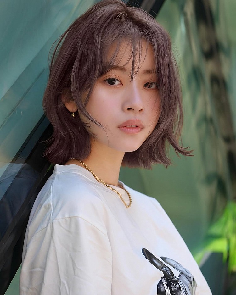 法式瀏海髮型推薦14：微捲梨花頭