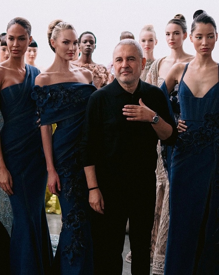 Elie Saab 出生於1964年的黎巴嫩，自小便對藝術與服裝設計展現高度熱情，1982年就在貝魯特開設第一間訂製服工作室。憑藉極致奢華、細膩刺繡與優雅輪廓，他很快在當地名門與中東皇室之間打響名號。從黎巴嫩出發、在巴黎發光，Elie Saab 也被譽為「把中東浪漫帶進歐洲高級時裝殿堂」的代表人物。