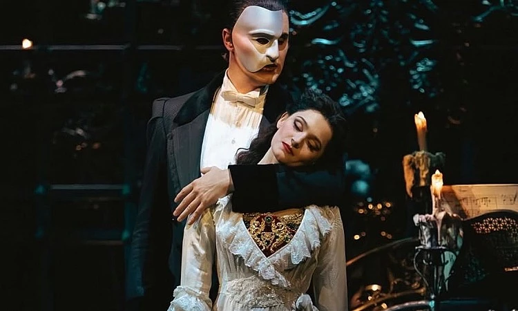 《歌劇魅影》因為〈The Music of the Night〉、〈All I Ask of You〉等優美動人的歌曲，加上精彩的戲劇張力，以及迷幻又浪漫的舞台設計與聲光效果，1986 年於倫敦西區正式首演，演出後立刻在百老匯大受歡迎，並一步步成為全球最代表性的長青音樂劇。