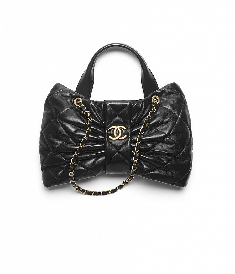  ​ 蝴蝶結包除了有牛仔布的面料外，品牌亦推出皮革的版本，Chanel 以其工坊匠人的巧手，將皮革化為如布料般柔軟的質材，這款包在展現創意之餘，也將匠心融入其中