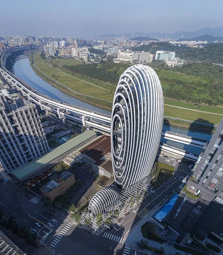 建築面積逾 1 萬平方公尺,藉由地上 17 層、地下 3 層的規劃,搭配大量綠意植栽,打造一座「會呼吸」的商辦大樓,為辦公空間注入新的可能性。