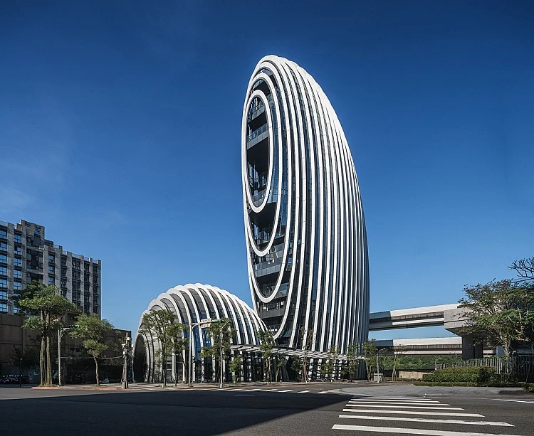 砳建築最大的亮點之一,莫過於建築外觀的設計。Aedas 嘗試以現代方式呈現傳統文化中的「圓」、「力」、「雅」的特質,以基地旁基隆河的「鵝卵石」為靈感