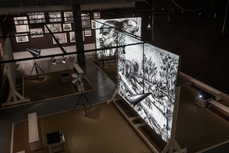 北美館將2024年大展《威廉・肯特里奇》展覽牆面所使用的碳化軟木材料，在展期結束後回收再造為「退役軟木花器」與「退役軟木徽章」