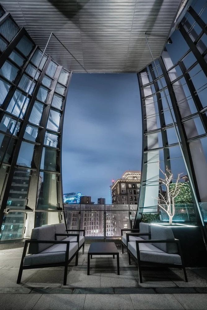 砳建築落成後,不僅獲得國外建築雜誌《ArchDaily》高度肯定,也連續多年獲得多項建築大獎,包括:美國建築大師獎(Architecture MasterPrize,簡稱:AMP)、國際設計大獎(International Design Awards)等。