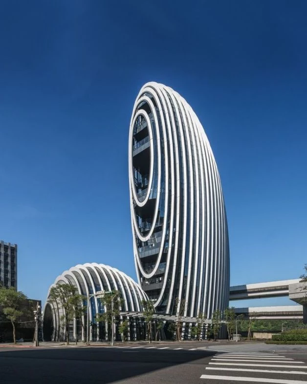 有趣的是,砳建築的外觀也成為許多網友討論的焦點,被形容是:宮崎駿經典作品《神隱少女》中的「無臉男」,你覺得像嗎?