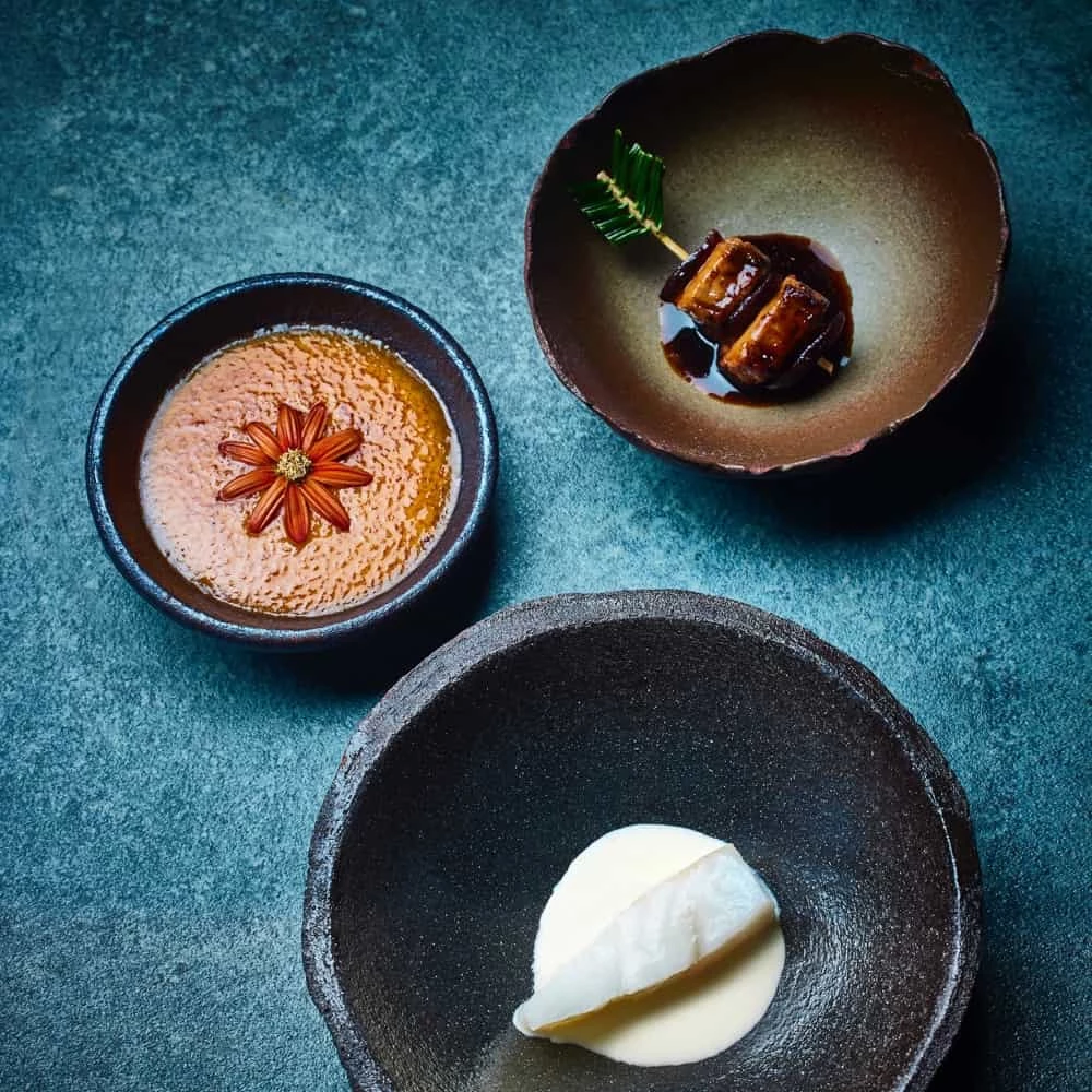 Under 的料理核心,同樣深深扎根於所處的自然環境。餐廳由米其林星級主廚 Nicolai Ellitsgaard 領軍,菜單完全圍繞「海洋」與挪威南部風土展開。料理大量使用當地漁獲、野生海藻、淡菜、海膽與沿岸罕見貝類,並巧妙結合森林香草與野味元素,呈現出層次分明卻不過度裝飾的北歐風味哲學。每一道菜看似簡潔,實則極度講究比例、溫度與口感轉換,讓食材本身成為主角。這裡的料理不僅震撼味蕾,也讓人「聽見」海洋的聲音,鹹、鮮、冷冽而純粹。