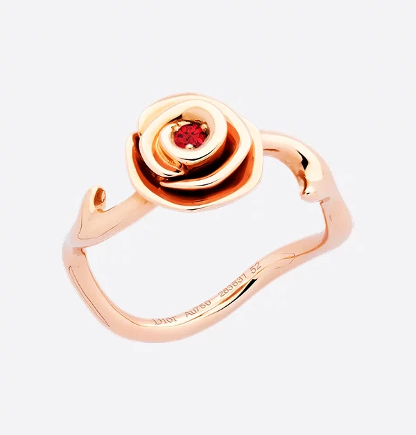 由珠寶創意總監Victoire de Castellane所設計的「Rose Dior Couture」系列,以含苞待放的玫瑰花蕾為主題,象徵對未來美好與歡愉時刻的溫柔承諾。