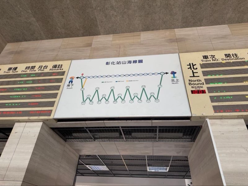 台鐵便當門市亦為本次改造重點之一,新門市牆面以呼應「光華號」列車的金屬浪板設計,為外觀注入新氣象,同時結合能喚起旅客記憶的元素。相同理念也延伸至傢俱設計,金屬質感融入天花、燈具與充電桌等日常細節,以簡潔現代的設計手法重新詮釋經典的台鐵枕木座椅,翻轉老舊形象,卻又能彰顯歲月的紋理,讓「搭火車」成為一件時髦的事。