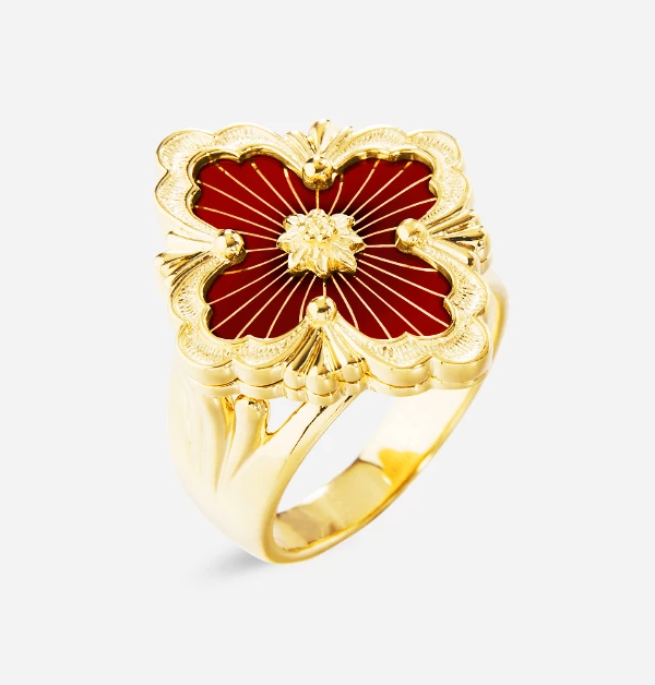 Buccellati「Opera Tulle」花朵般的戒指,以經典的黃金工藝元素精心打造,紅色琺瑯背景,襯托出細膩的黃金「Tulle」珠羅莎裝飾工藝;中央則點綴一枚精緻的黃金玫瑰花環,細節優雅而富層次感。
