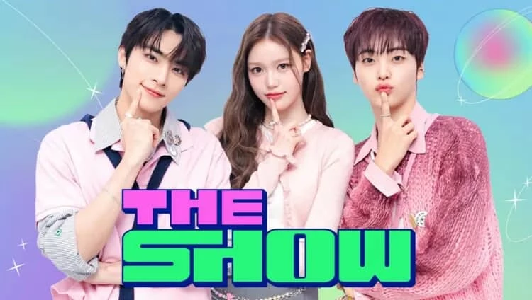2011 年 4 月由 SBS funE 開播的打歌節目《The Show》,作為每週二晚上的音樂舞台,逐步成為 K-pop 表演與藝人宣傳的重要平台,節目中不僅有 BTS、TWICE⋯等大咖歌手參與,近日韓媒報導指出,該節目將於 11 月 11 日播出最終回。對於 K-pop 產業而言,除了少了一個象徵性的音樂節目,許多從小型公司出道的新人或團體更仰賴透過《The Show》獲得「打歌舞台」及曝光機會,如今這條出道與宣傳路徑將消失,整體舞台分配將更加向資源充足、知名度較高的藝人傾斜。