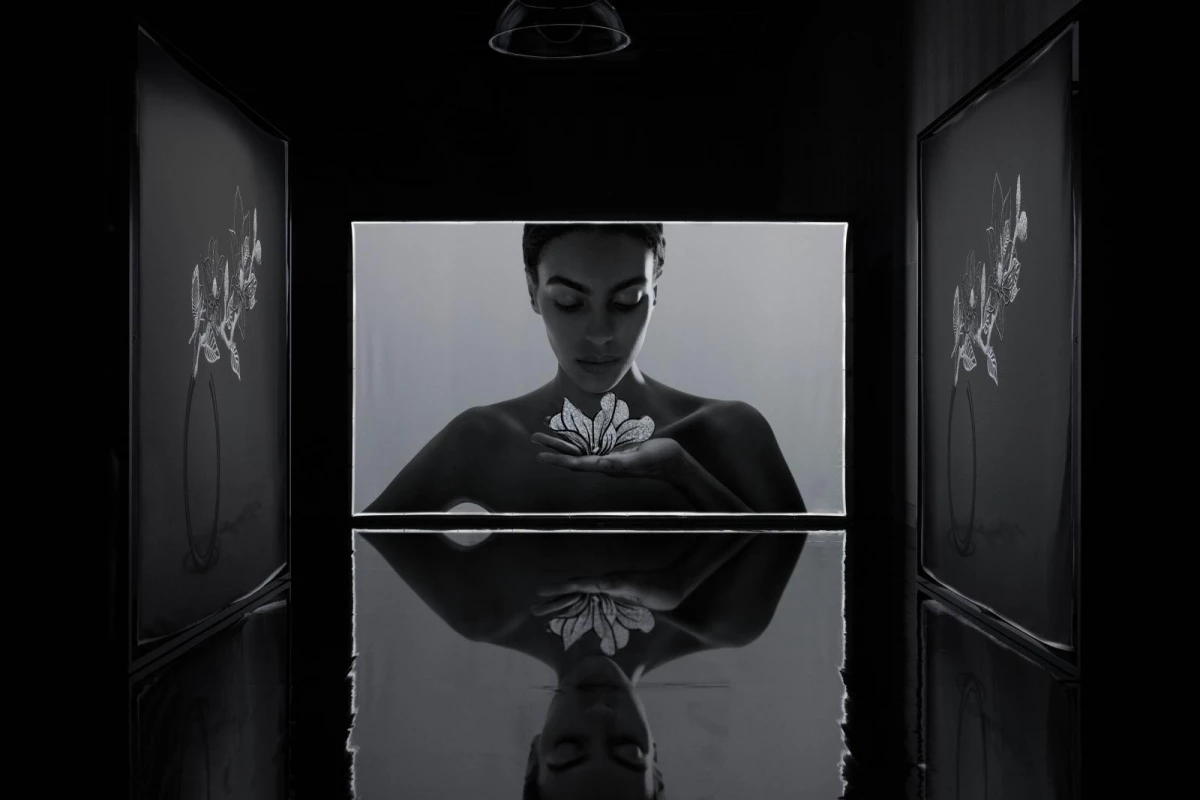 《Impermanence》是一部由光走向影的敘事,亦是創意總監 Claire Choisne 從品牌歷史回望到個人視角的轉譯。它承接了2018《Eternal Flowers》對短暫的凝鍊,也延續了2025《Untamed Nature》對品牌基因的致敬,最終昇華為一部充滿禪意的展演。花道的不對稱與留白、侘寂的未完成與無常,被巧妙轉化為可佩戴的藝術。當胸針、耳飾或髮飾隨光影轉換,也象徵著自然狀態的盛放、凋零與再生。由此,觀者得到領悟——永恆從來不是拒絕變化,而是在接受無常與留白中,看見完整。