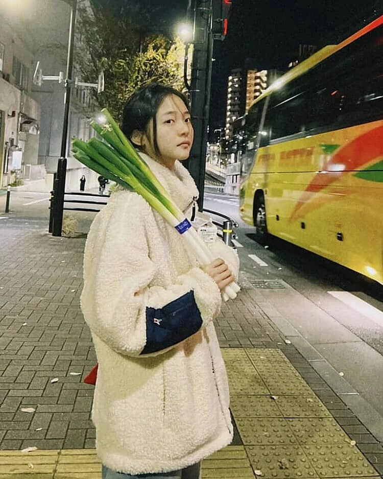 近日在《影后》、《回魂計》等劇都有亮眼表現的林廷憶,不只透過《影后》史艾瑪一角,角逐今年金鐘獎「最佳女主角」,更在韓國釜山獲得「2025全球OTT大獎」最佳新人獎,可以說是台灣新生代最受矚目的女演員之一,而近日她也將進軍日劇!與靠著《魔仿犯》、《玻璃之心》、《花束般的戀愛》…等熱播作晉升為日劇男神的菅田將暉,主演 NHK 100 週年特別企劃的日劇《火星的女王》。
